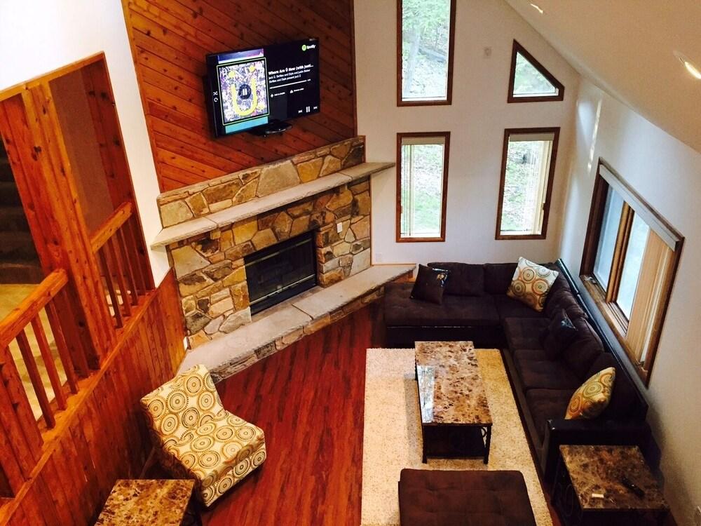 Pet Friendly Modern House in the Poconos