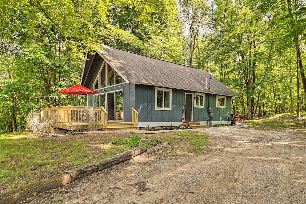 Pet Friendly Stanwood Sanctuary with Fire Pit