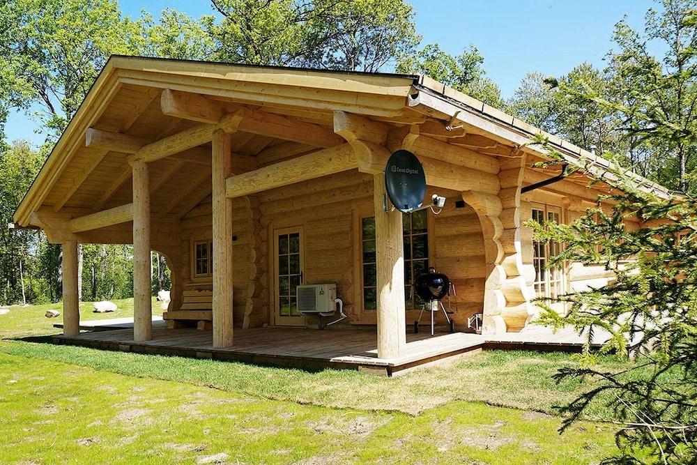 Pet Friendly Luxury Wood Cabin 1-15
