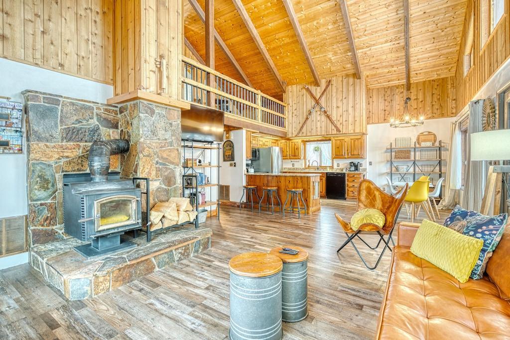 Pet Friendly Cozy Whitefish Cabin with Mountain Views