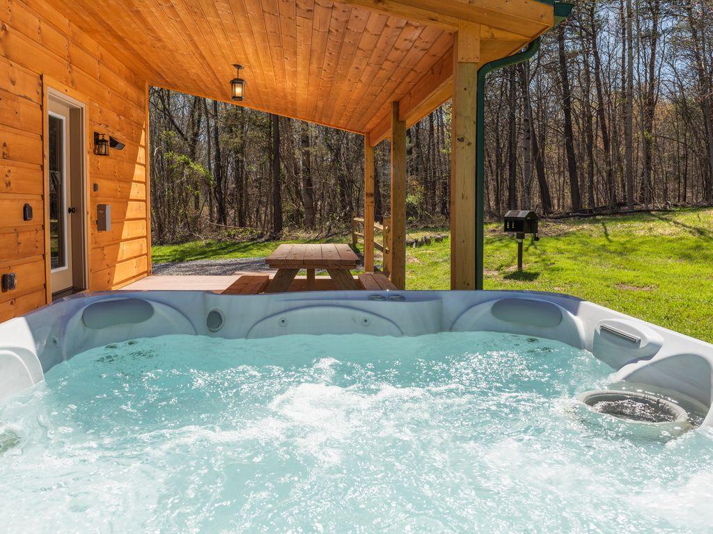 2/2 Cabin with Hot Tub Pet Policy