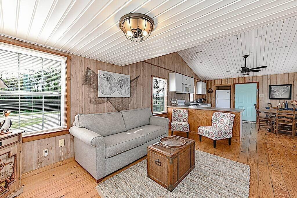 Pet Friendly Shipwrecked Shack Waterfront House Boat on Land