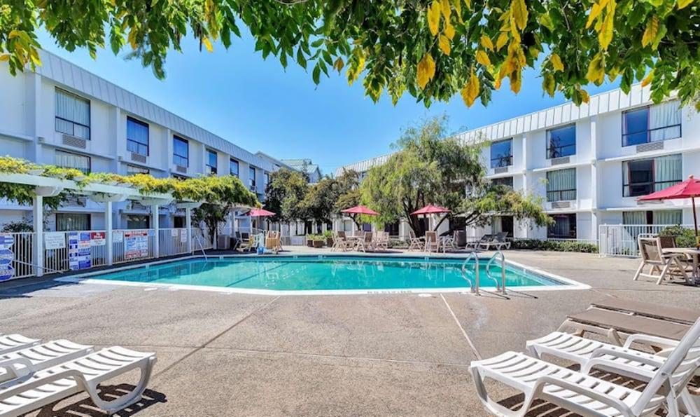 Pet Friendly Motel 6 Belmont CA - San Francisco - Redwood City