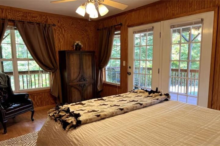 Pet Friendly Cozy Secluded Cabin on 50 Acre Horse Ranch