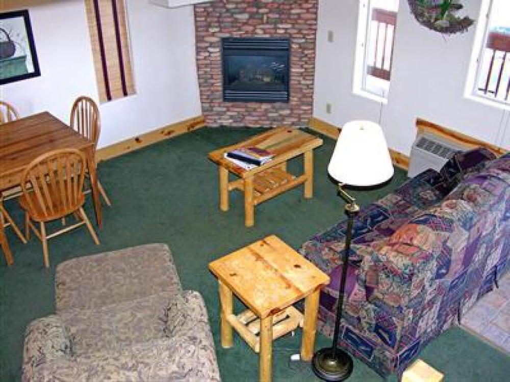 Pet Friendly The Eagle Fire Lodge & Cabins