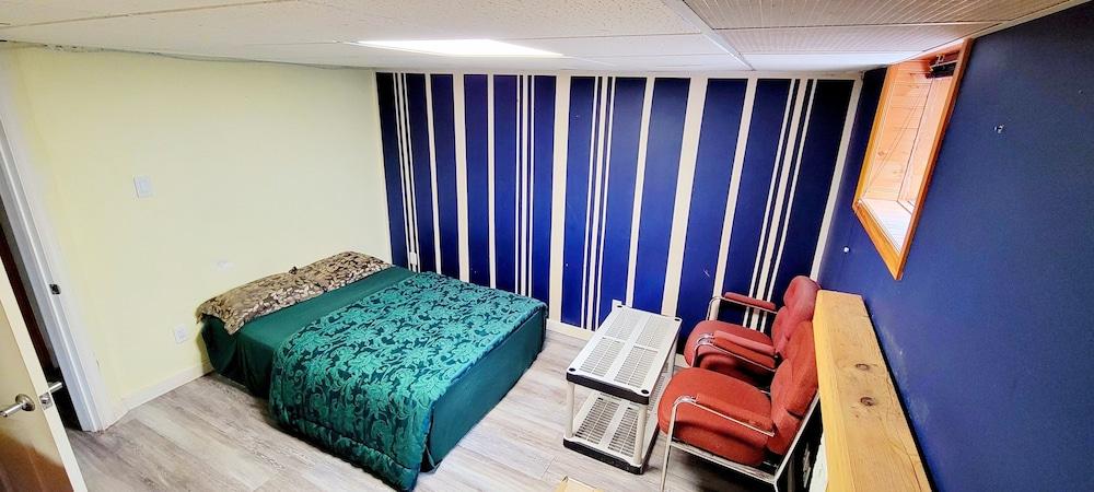 Pet Friendly 2BR Basement Minutes from Airport & Transit