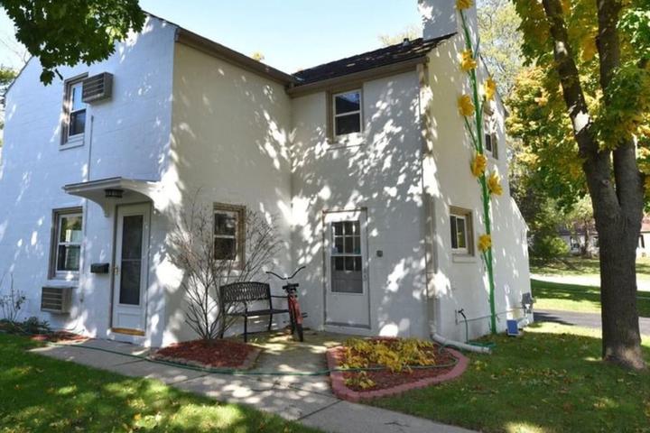 Pet Friendly Charming 3BR Historic Home by Park & Downtown