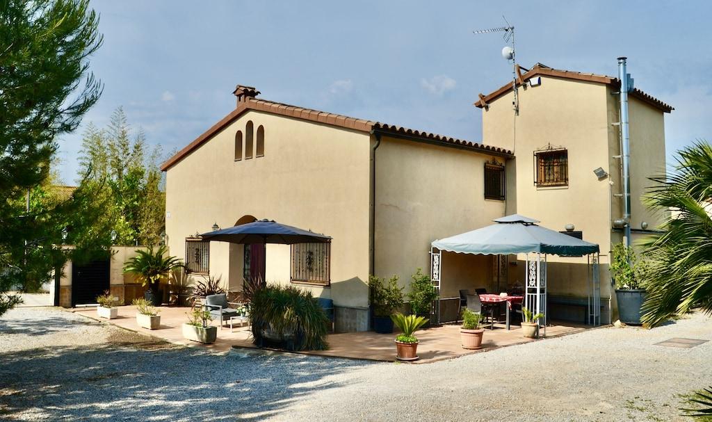 Pet Friendly Cal Dragano with Charm Between Vineyards with Pool