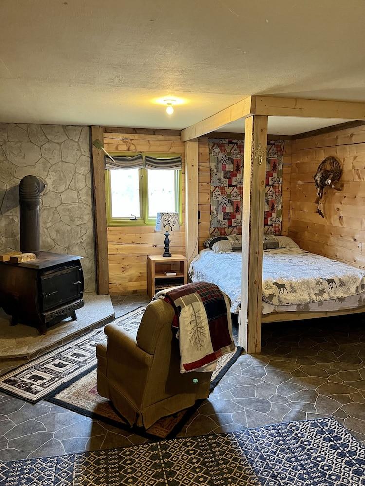 Pet Friendly Nez Perce Stay & Play Cabins