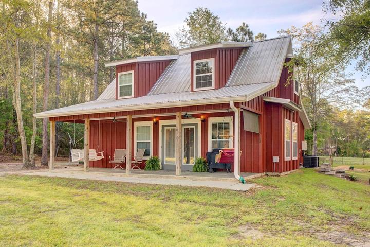 Pet Friendly Charming Rural Vacation Rental with Lake Access