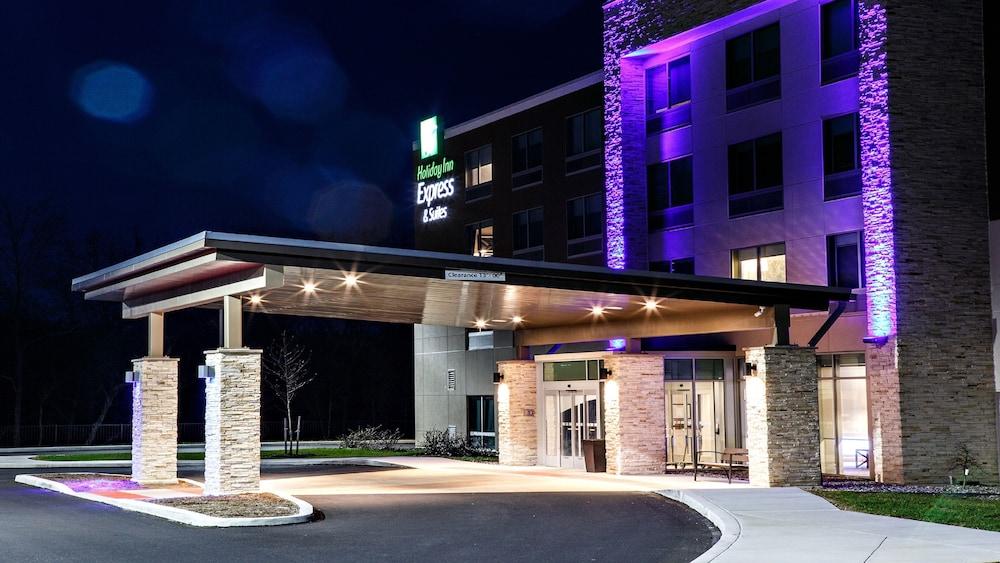 Pet Friendly Holiday Inn Express and Suites Gettysburg an IHG Hotel