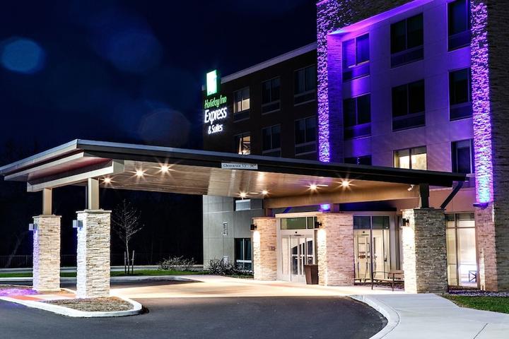 Pet Friendly Holiday Inn Express and Suites Gettysburg an IHG Hotel