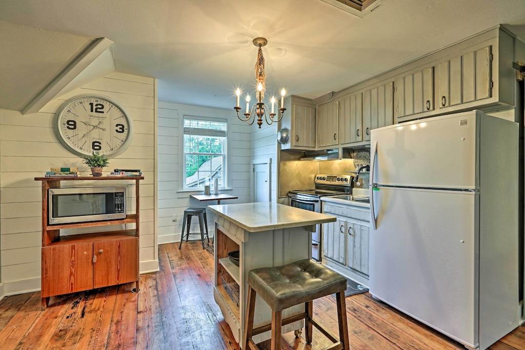 Pet Friendly Charming Newnan Carriage House on 95 Acres