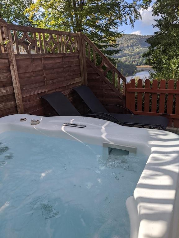 Pet Friendly Holiday House with Lake View & Terrace