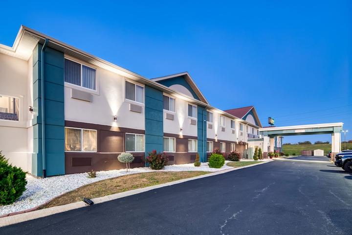 Pet Friendly Quality Inn and Suites Springfield Southwest Near I-72