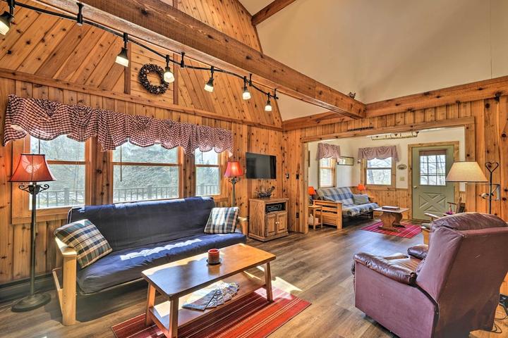 Pet Friendly Peaceful 2BR Cabin by Hiking & Lakes