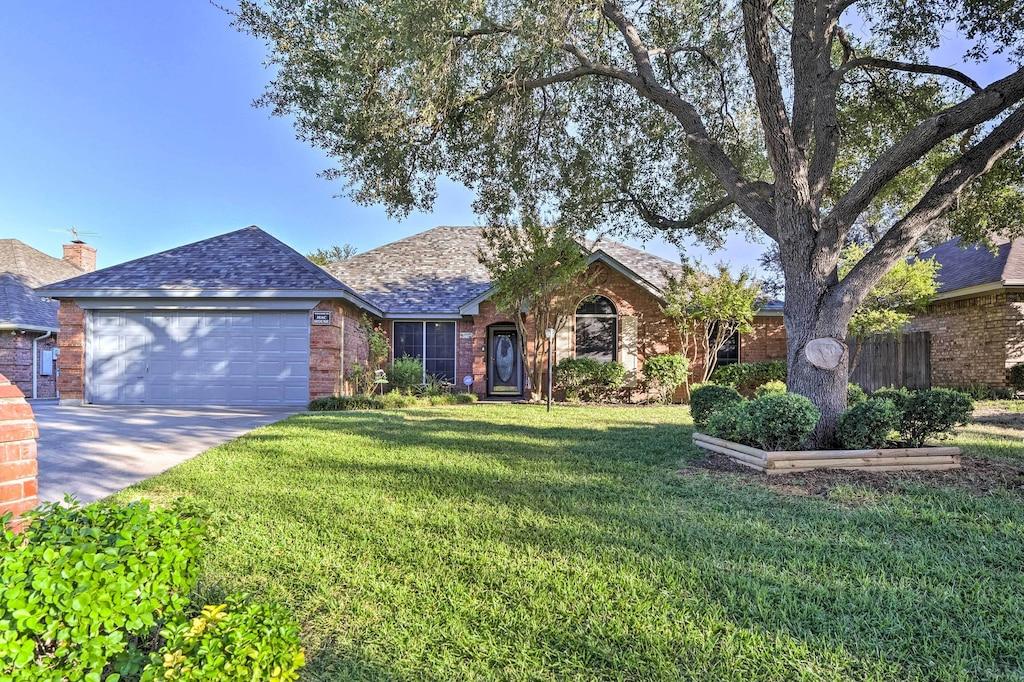 Cozy Burleson Retreat Pet Policy