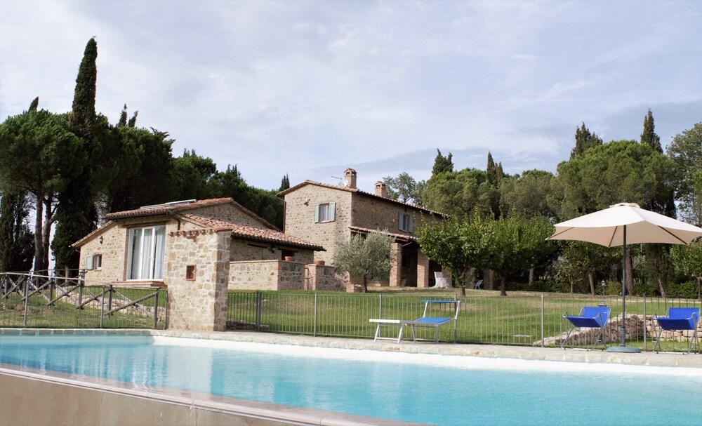 Pet Friendly Spacious Villa with Swimming Pool