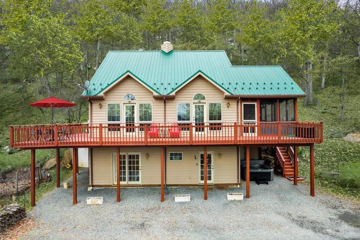Pet Friendly Huge Modern Cabin with Hot Tub & Grill