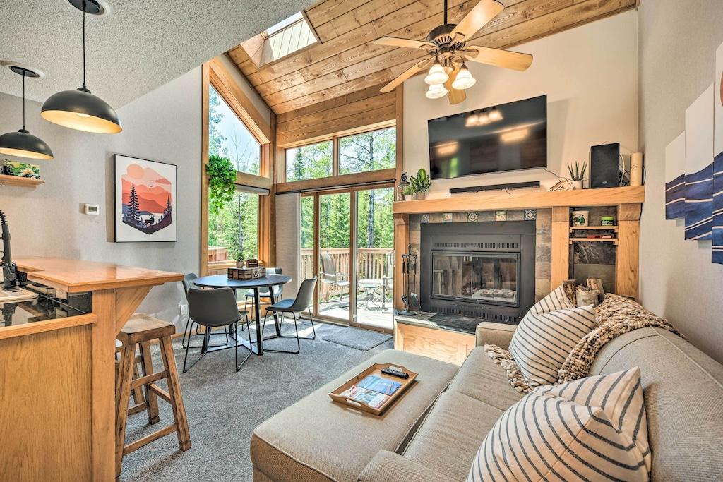Pet Friendly Ski-in/Ski-Out Retreat with Pool Access