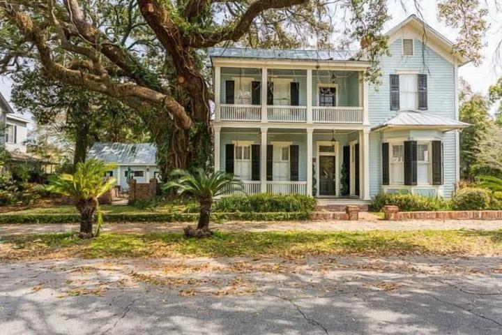 Pet Friendly Grand Victorian Home with Courtyard Near Beaches