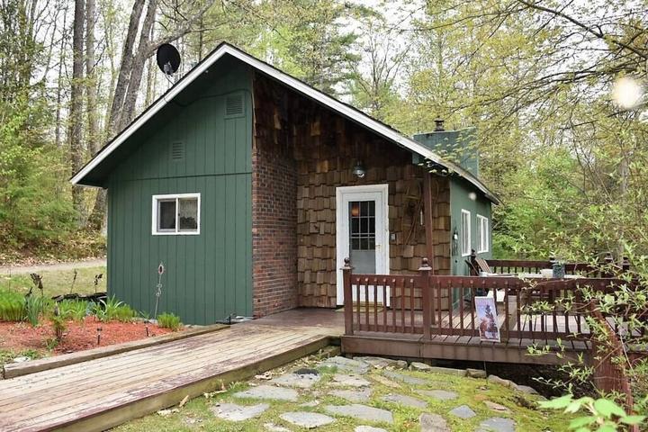 Pet Friendly Cozy White Mountain Cabin with Hot Tub & Fireplace