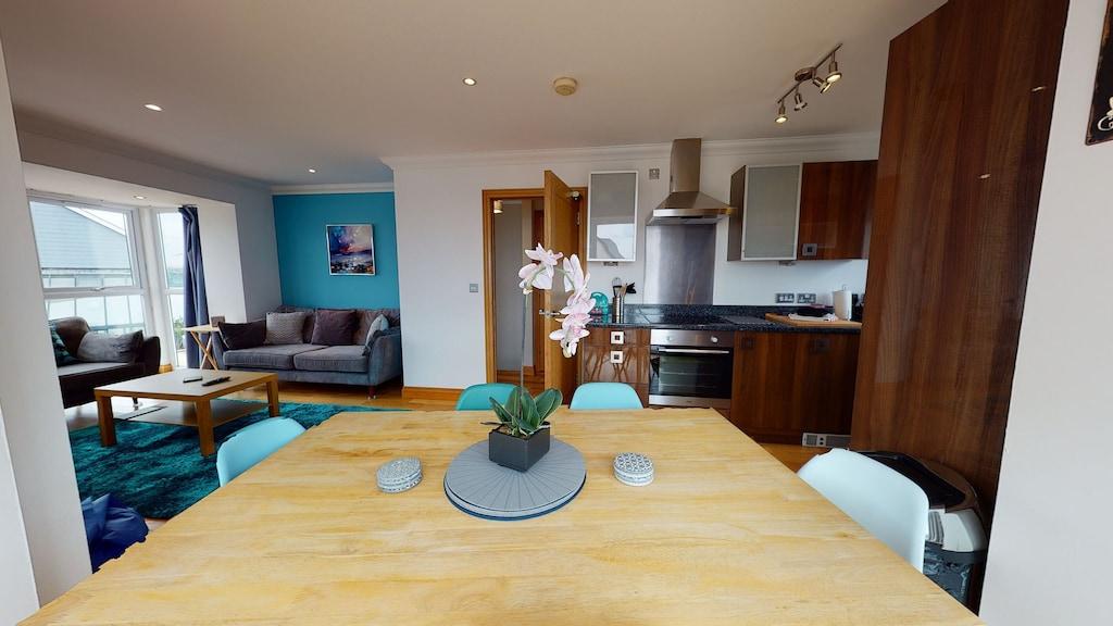 Pet Friendly Cosy Modern Town House in Quiet Location- Sleeps 8
