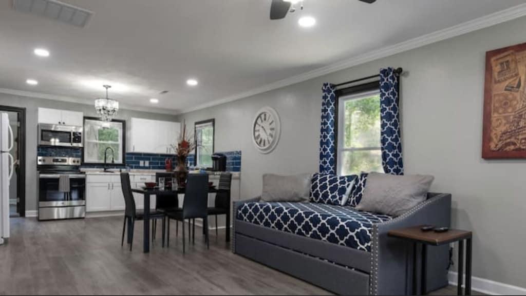 Troutman 1st Class Home Pet Policy