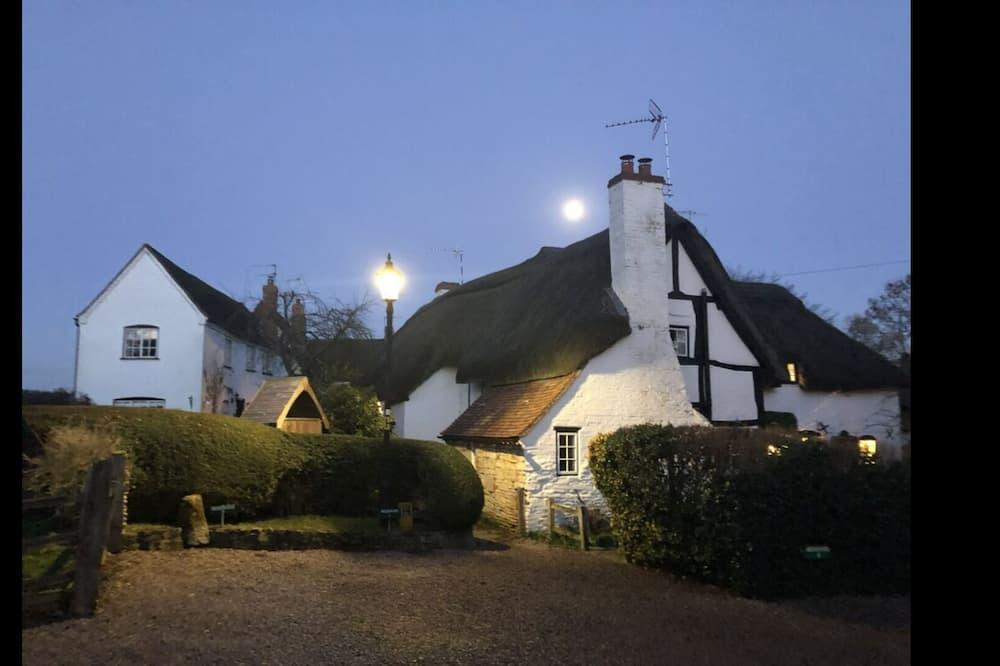 Pet Friendly 17th Century Thatched Cottage