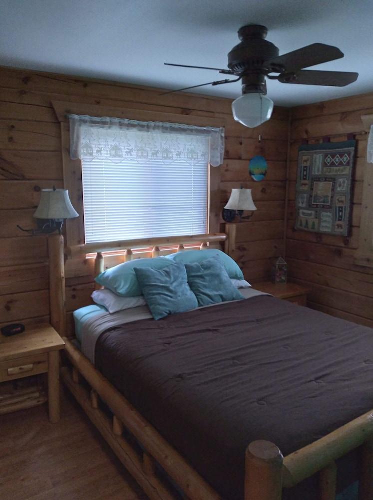 Pet Friendly Northwoods-Style Cabin Near Three Bears Resort
