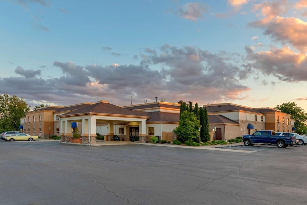 Pet Friendly Hotels Resorts in Burton MI BringFido