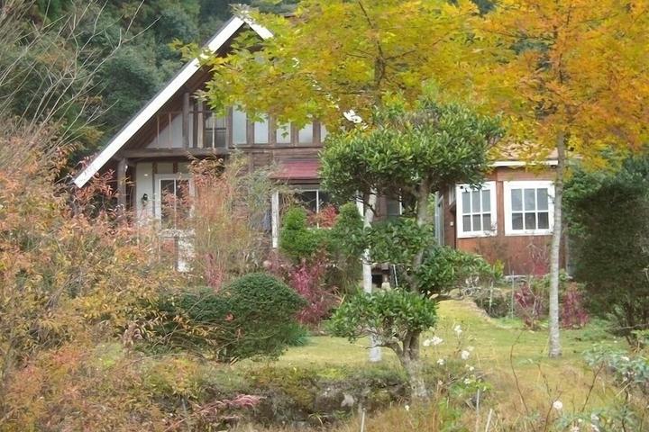 Pet Friendly Log Guest House with Wide Lawn Garden