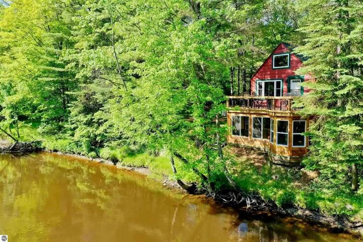 Pet Friendly Secluded Riverfront Home at Wildlife Haven Retreat