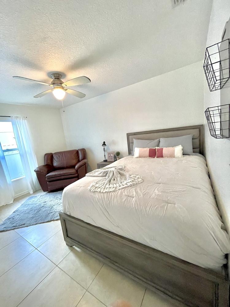 Pet Friendly Home Close to the Villages & Orlando