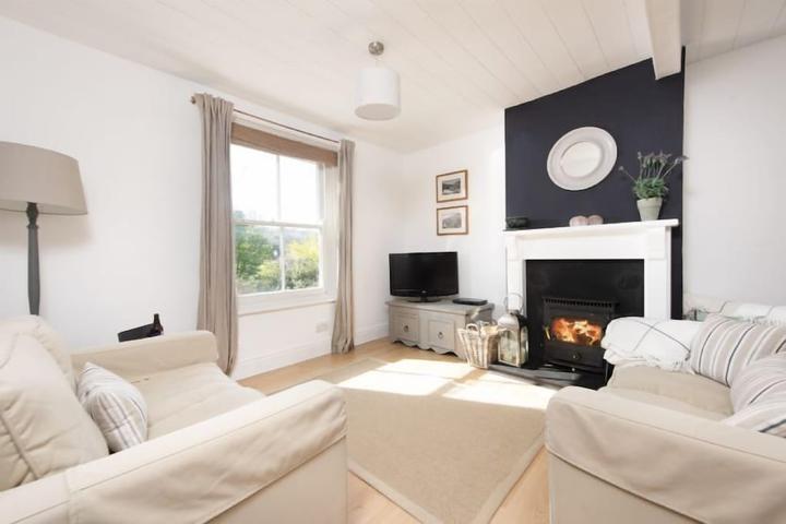 Pet Friendly Charming Cottage in a Pretty Fishing Village