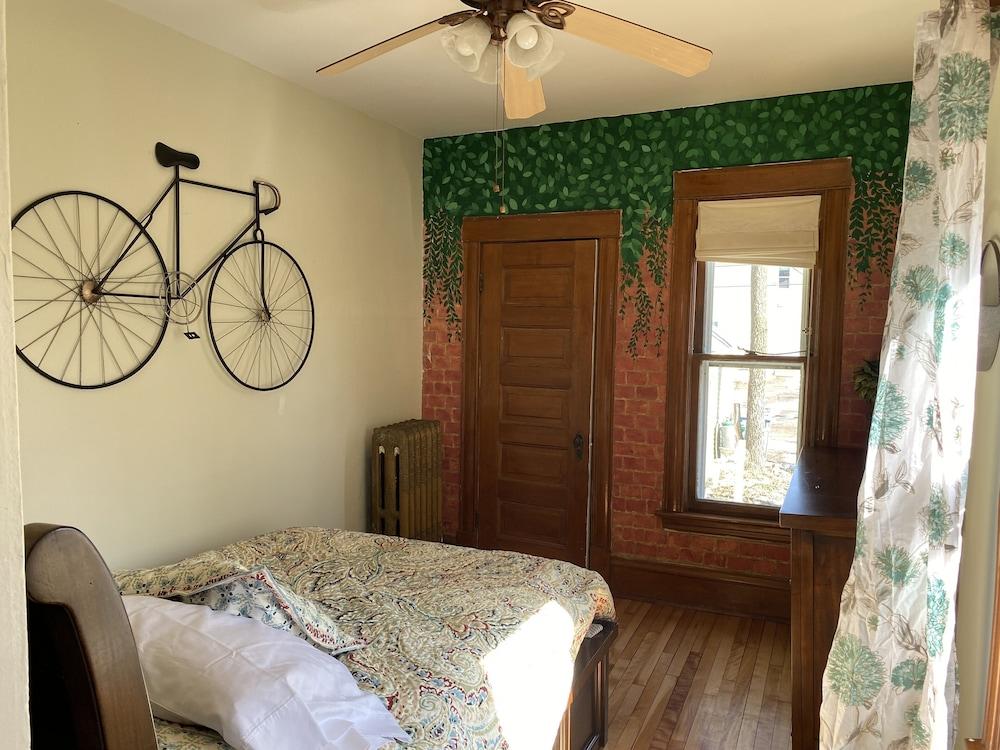 Sweet Retreat in Heart of Uptown Close to Lakes Pet Policy