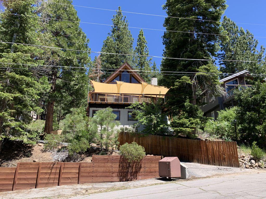 Pet Friendly Spacious Tahoe Cabin with View