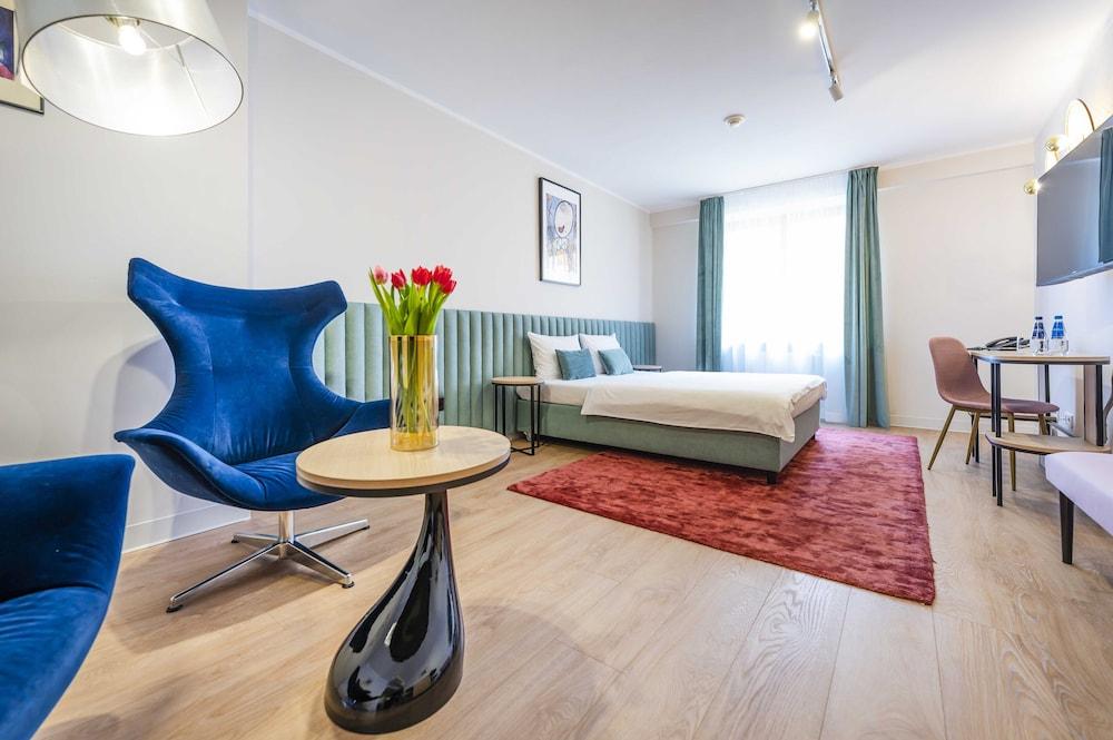 Pet Friendly Hotel H12