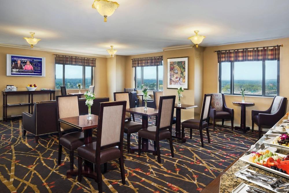 Pet Friendly Sheraton Springfield Monarch Place Hotel