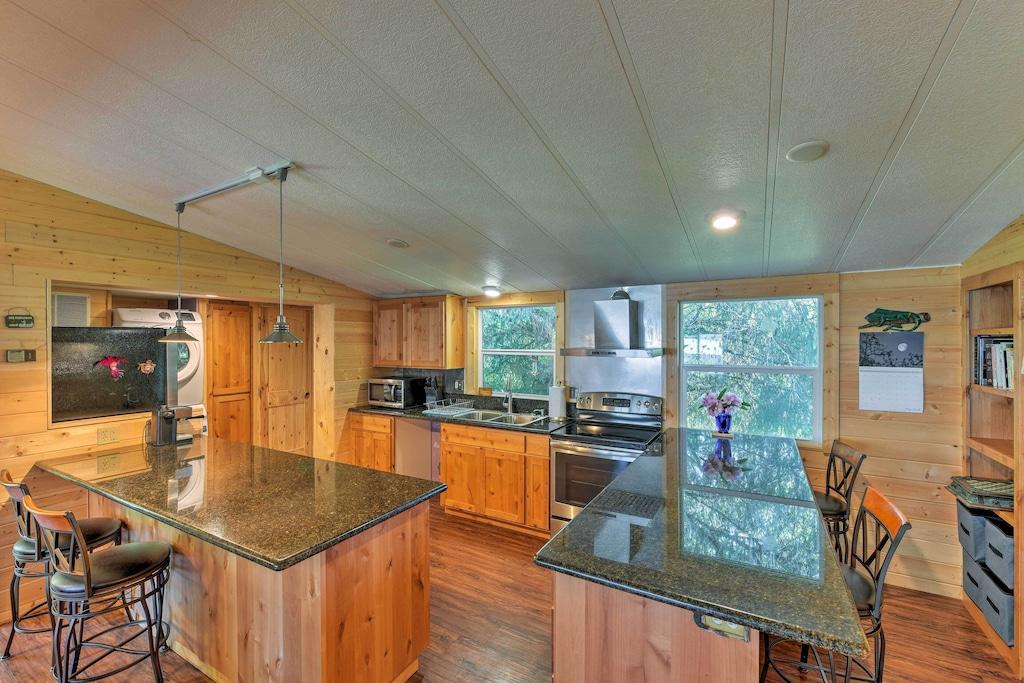 Brookings Home with Yard Close to Harris Beach Pet Policy