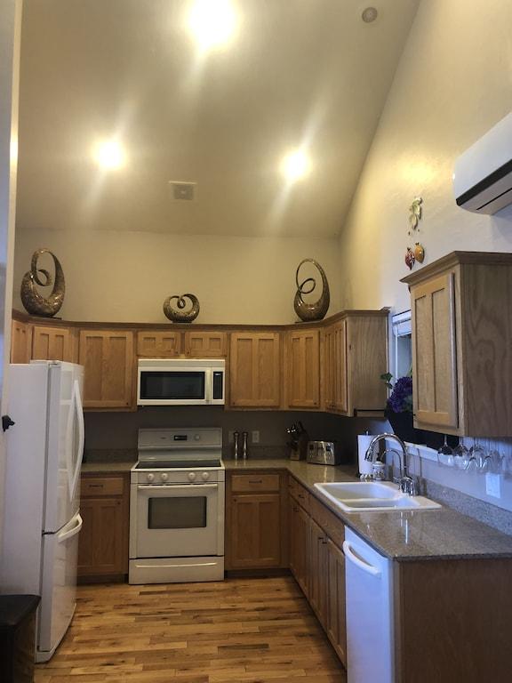 Pet Friendly Cozy 2/2 Heber Cabin Close to Lakes