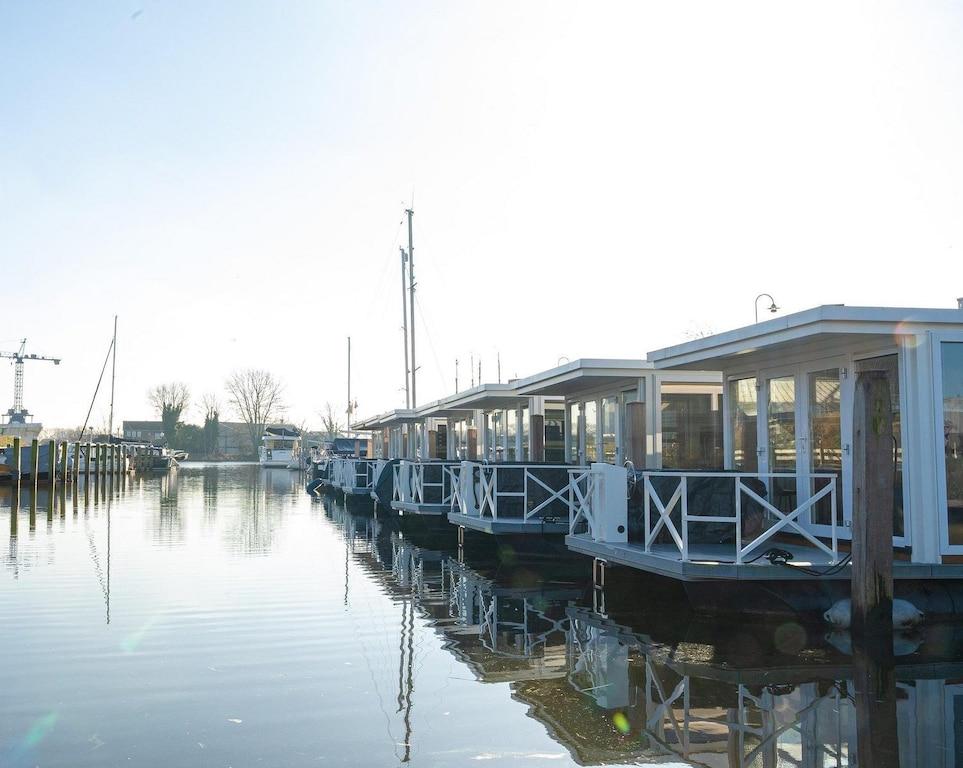 Pet Friendly Luxury Houseboat with Roof Terrace