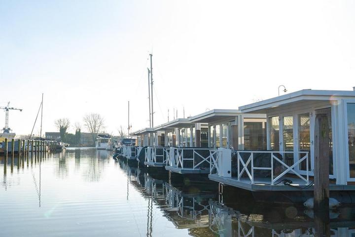 Pet Friendly Luxury Houseboat with Roof Terrace