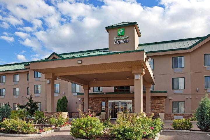 Pet Friendly Holiday Inn Express and Suites - Vernon an IHG Hotel