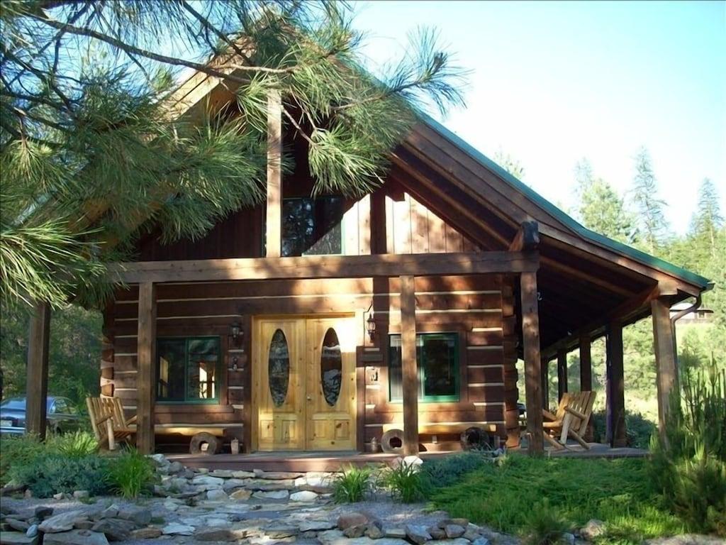 Pet Friendly Beautiful Sloway Cabin by the Clark Fork River