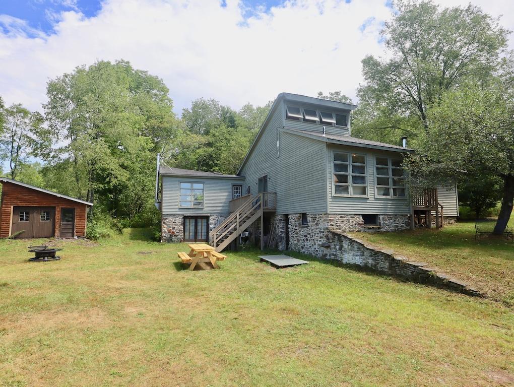 Pet Friendly Spacious Rustic Home on 10 Acres