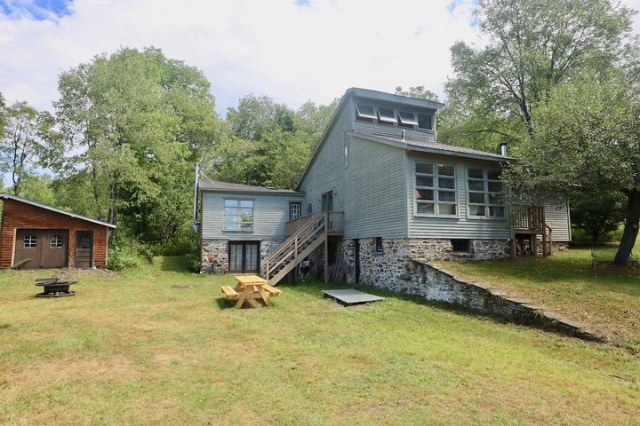 Pet Friendly Spacious Rustic Home on 10 Acres