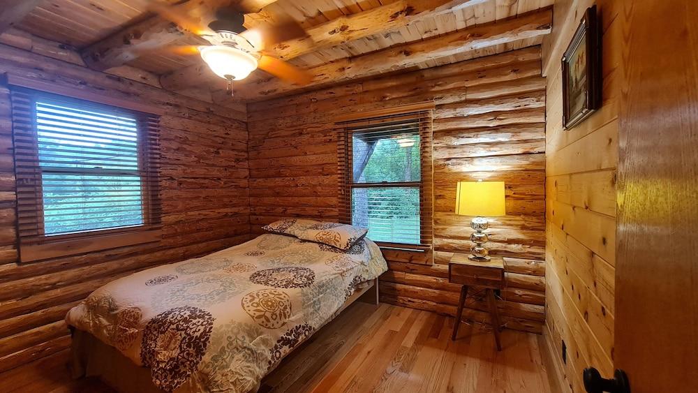 Pet Friendly Beautiful & Secluded Cabin by Lake Thunderbird