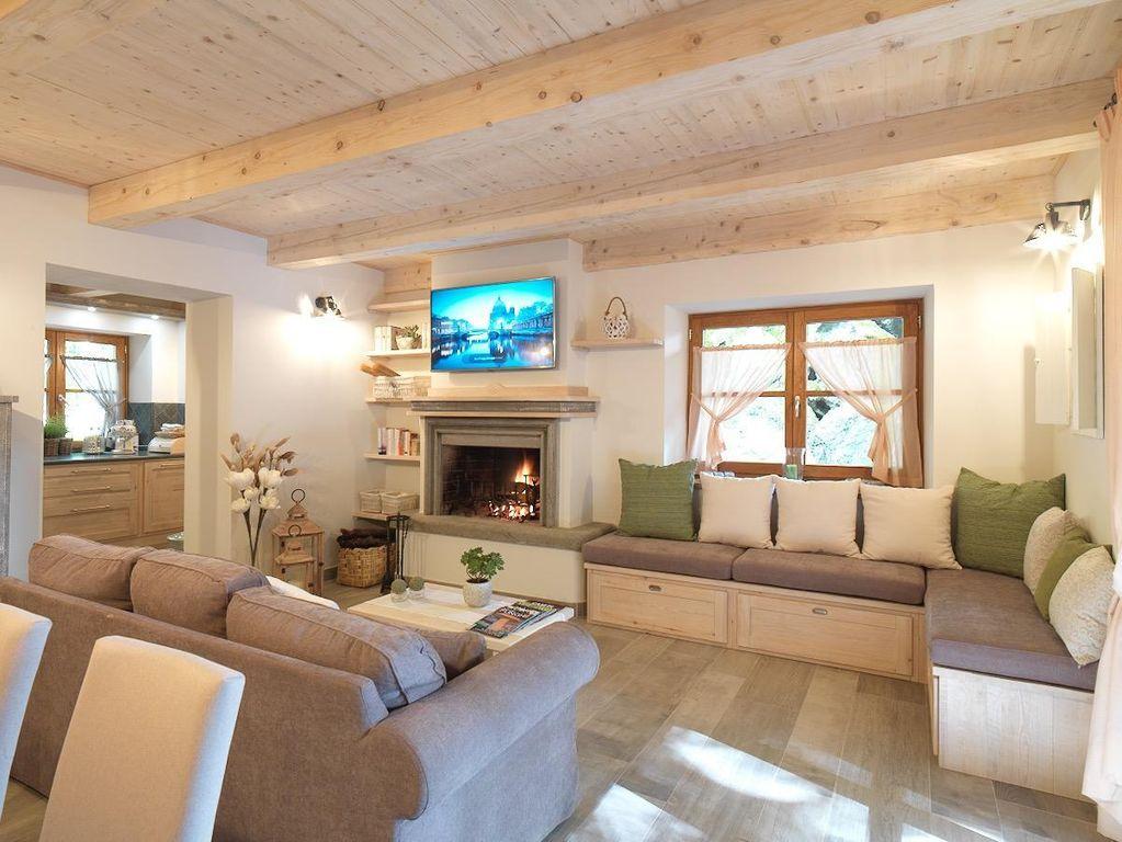 Pet Friendly 5/4 Chalet with Hot Tub
