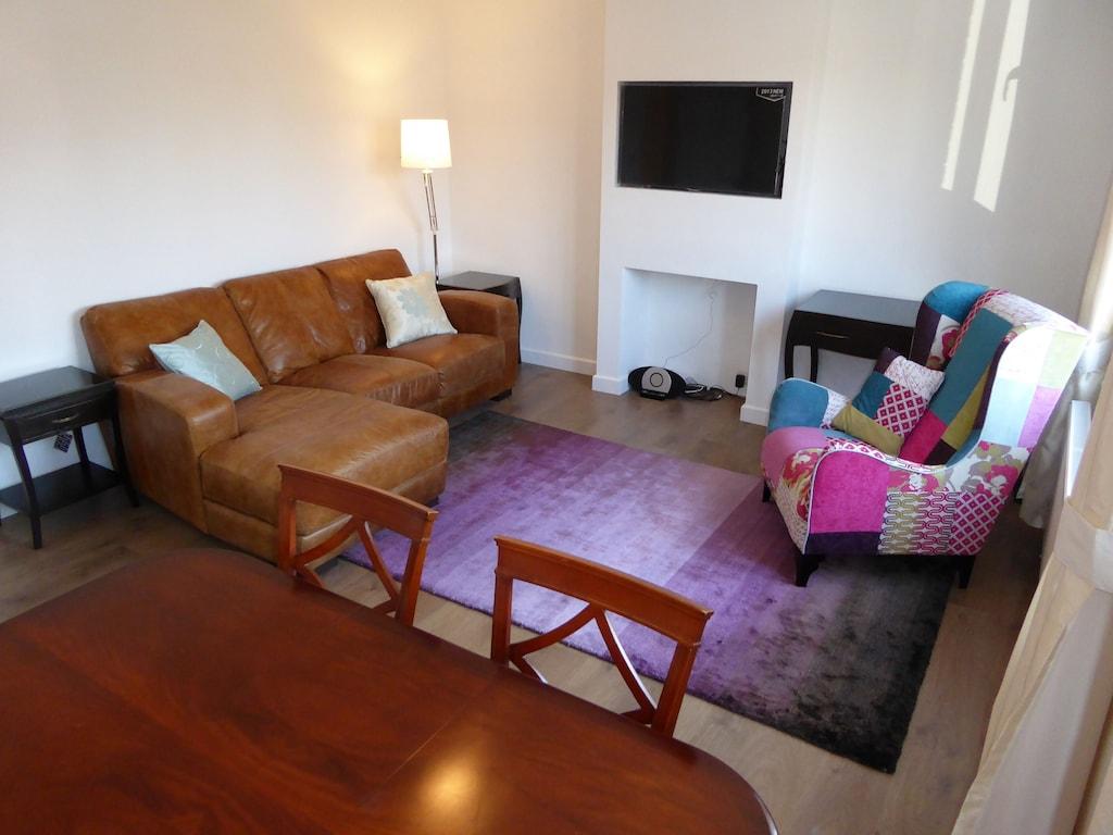 Pet Friendly Sunny 1-Bedroom Apartment on the High Street
